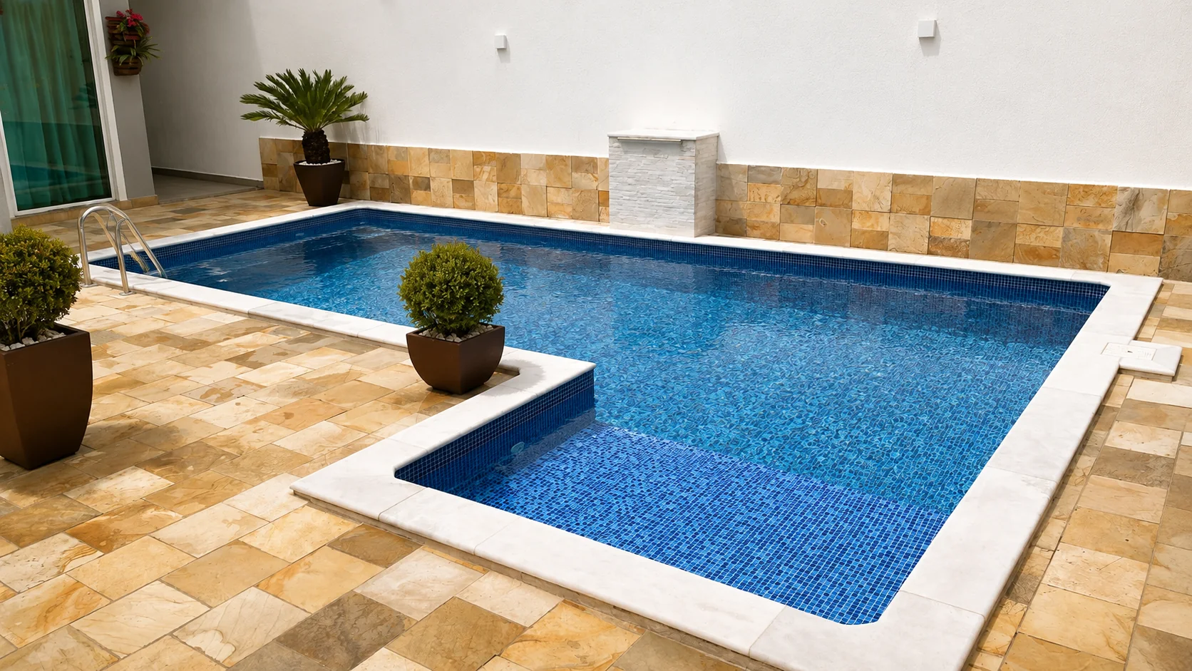 Piscina pronta com borda de mármore branco